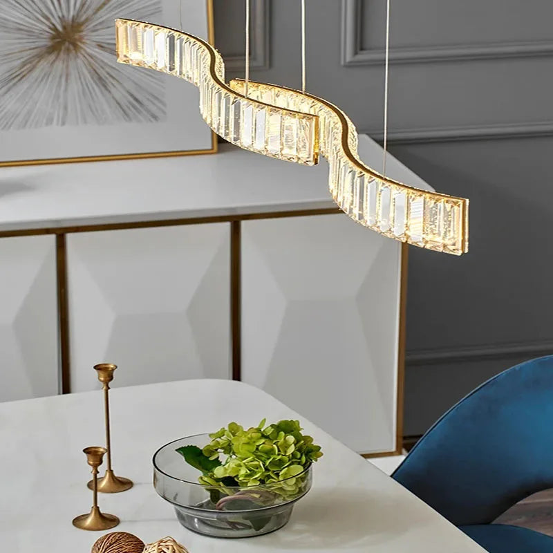 Lustre en cristal pour salle à manger avec LED et design moderne simple.