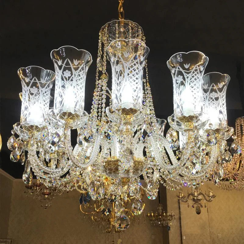 Lustre baroque en cristal avec éclairage en spirale pour halls majestueux.