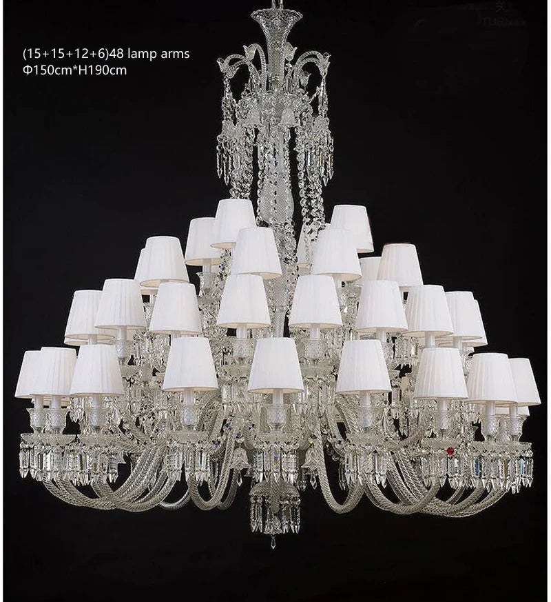 Lustre baroque en cristal avec éclairage transparent et design raffiné.