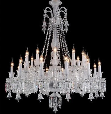 Lustre baroque en cristal avec éclairage transparent et design raffiné.
