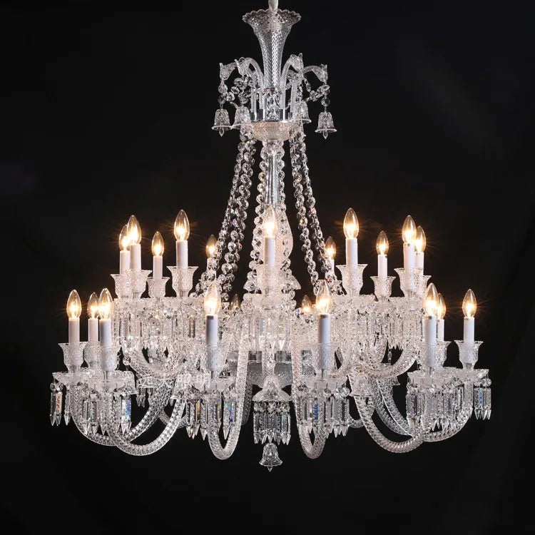 Lustre baroque en cristal avec éclairage transparent et design raffiné.