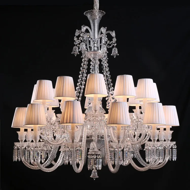 Lustre baroque en cristal avec éclairage transparent et design raffiné.
