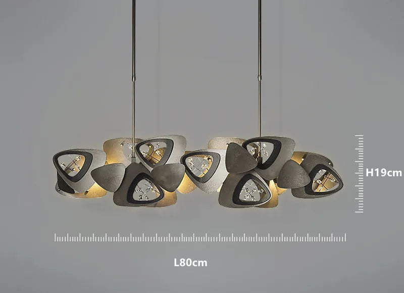 Lustre boule en cristal avec design postmoderne et suspension artistique.