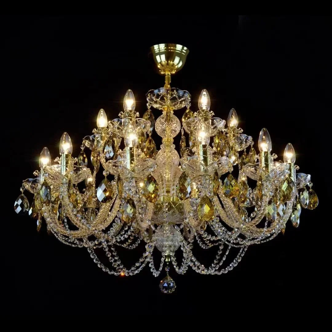 Lustre baroque en cristal avec pampilles scintillantes pour décoration élégante.