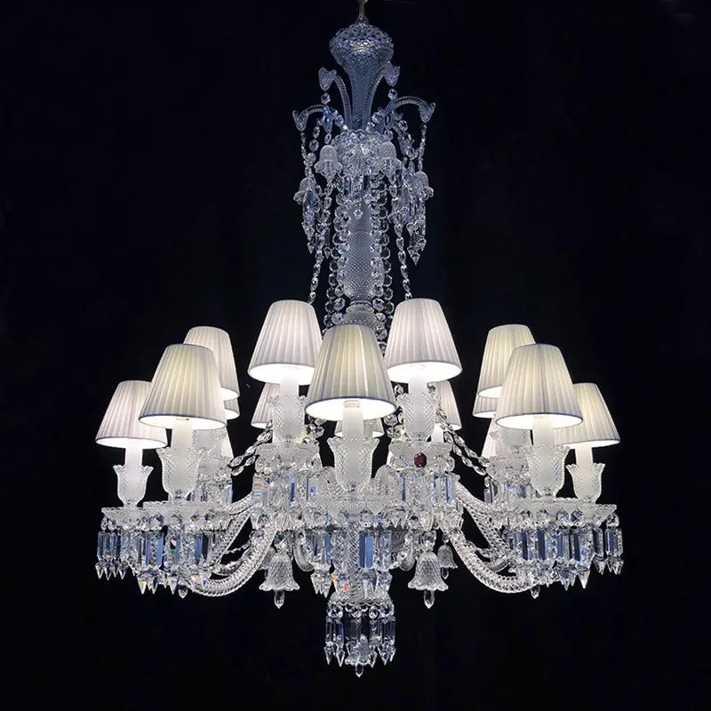 Lustre baroque en cristal avec éclairage transparent et design raffiné.