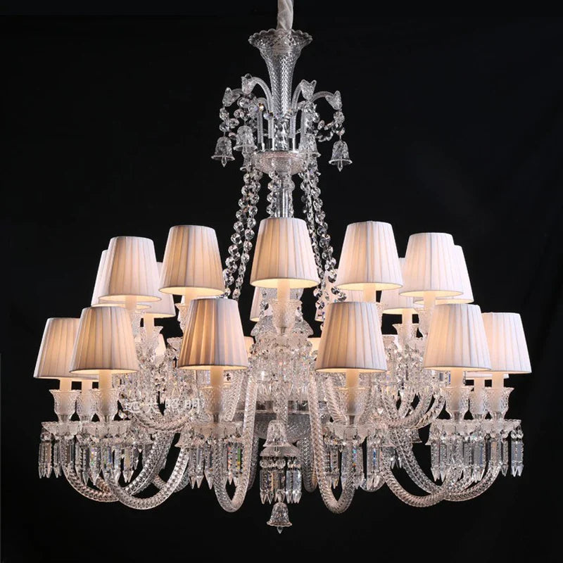 Lustre baroque en cristal avec éclairage transparent et design raffiné.