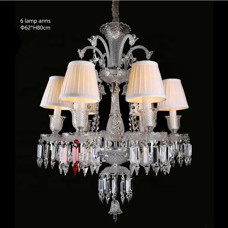 Lustre baroque en cristal avec éclairage transparent et design raffiné.