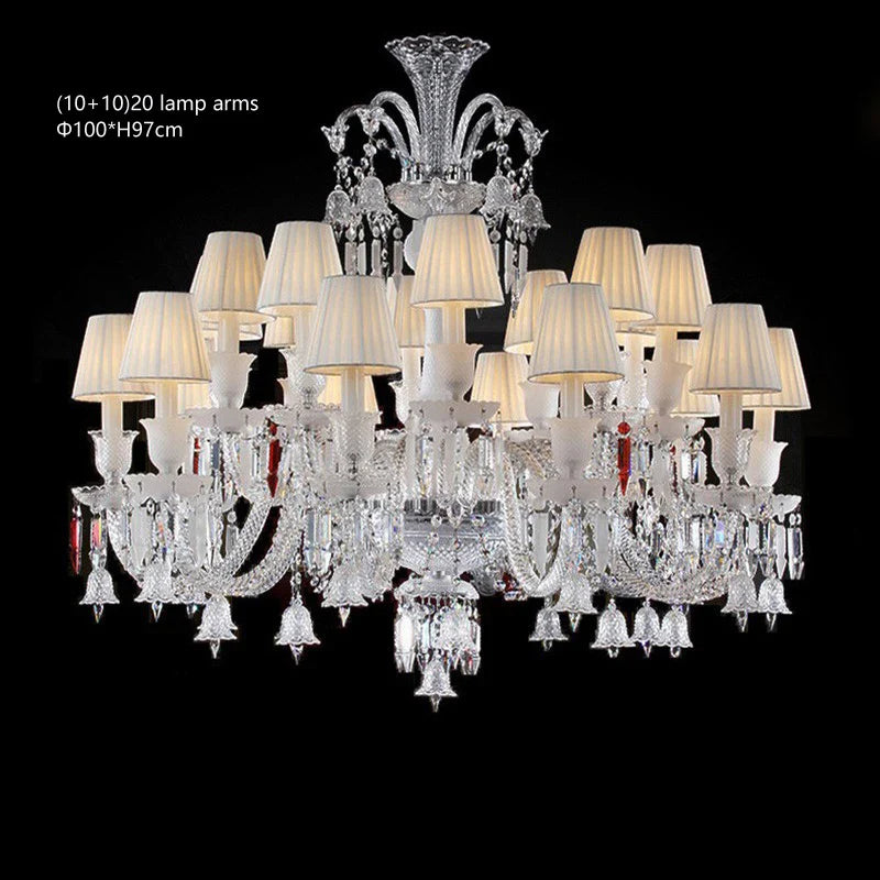 Lustre baroque en cristal avec éclairage transparent et design raffiné.