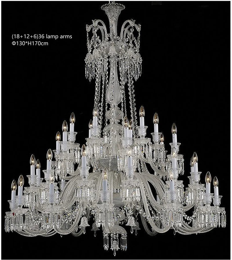 Lustre baroque en cristal avec éclairage transparent et design raffiné.